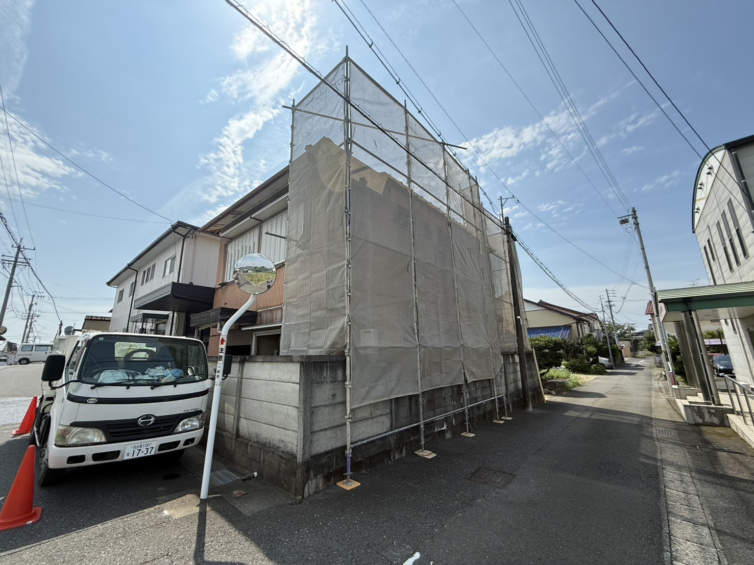 養生シートと足場を設置した建物の外観