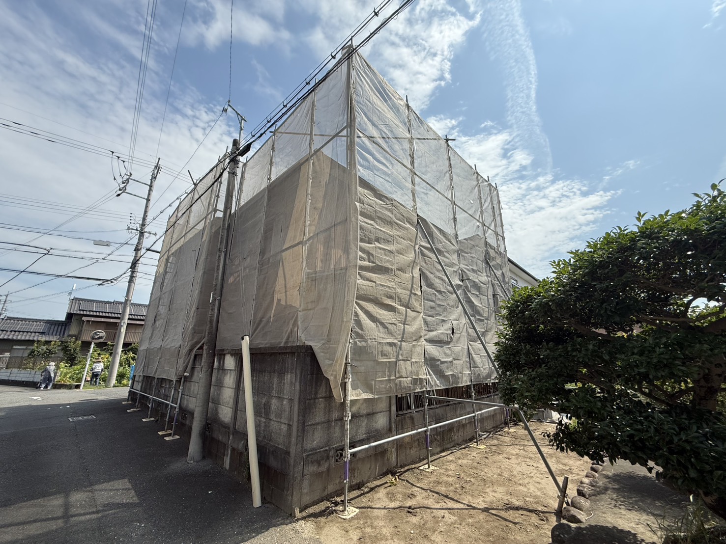 養生を施した解体現場の外観